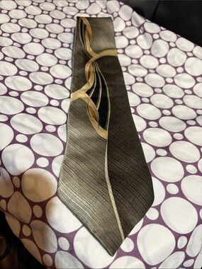Classic Men's Abstract Pattern Tie in Olive and Gold